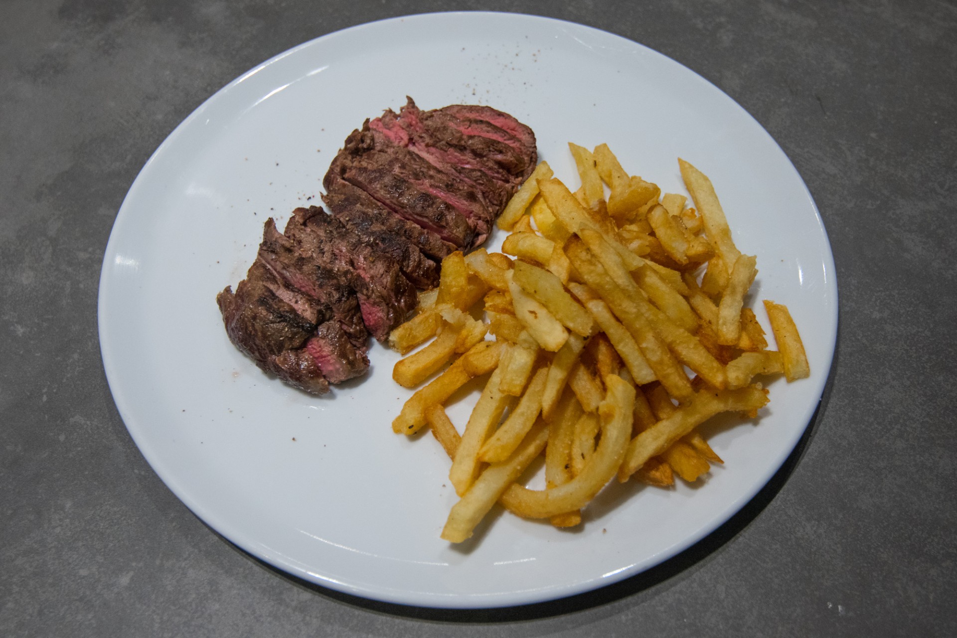 Φιλέτο μοσχαρίσιο στη σχάρα με σάλτσα πιπεριών και φρέσκιες τηγανητές πατάτες